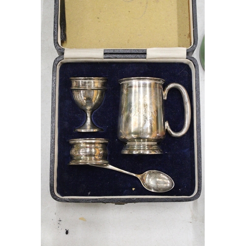 2 - A HALLMARKED BIRMINGHAM SILVER CHRISTENING SET ENGRAVED IN ORIGINAL BOX - WEIGHT 104.33 G