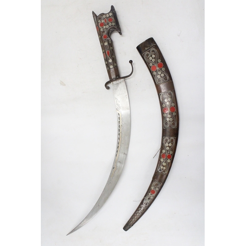 31 - A LATE 19TH/EARLY 20TH CENTURY MOROCCAN NIMCHA DAGGER SWORD WITH A CURVED STEEL BLADE WITH ENGRAVED ... 