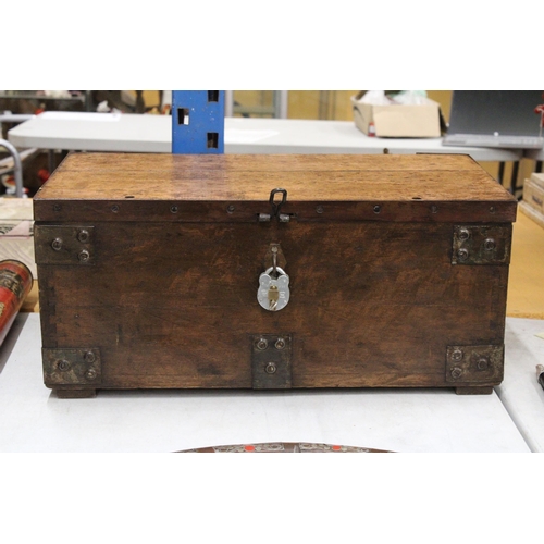 32 - A MILITARY CAMPAIGN CHEST WITH RAF PADLOCK - 62 X 28 CM