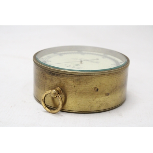 4 - A PRE 1924 MILITARY ANEROID COMPENSATED BAROMETER NO. 2507 BY F. DARTON & CO., LONDON