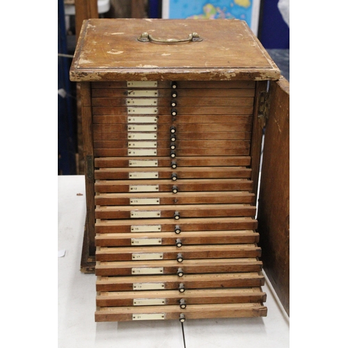 8 - A VINTAGE OAK SPECIMEN CABINET WITH KEY AND BRASS CARRY HANDLE - 30 X 34.5 CM