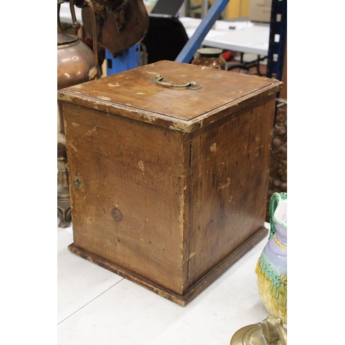 8 - A VINTAGE OAK SPECIMEN CABINET WITH KEY AND BRASS CARRY HANDLE - 30 X 34.5 CM