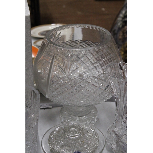 160 - A COLLECTION OF CRYSTAL GLASSWARE TO INCLUDE AN EDINBURGH CRYSTAL DECANTER WITH A HALLMARKED SILVER ... 