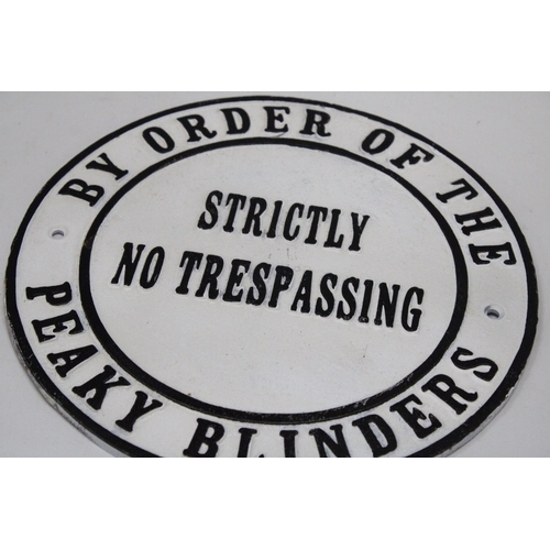 167 - A CAST PEAKY BLINDERS SIGN - NO TRESSPASSING, DIAMETER 24CM