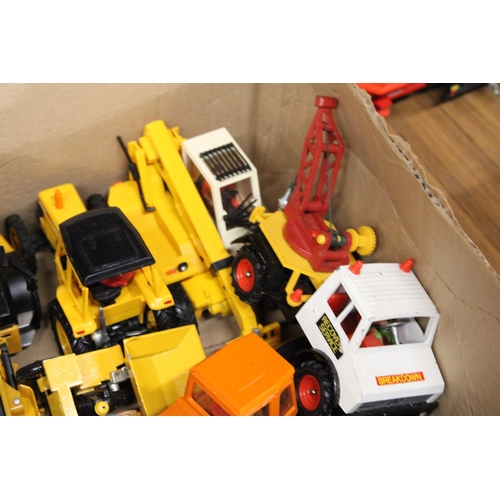 490 - TEN BRITAINS 1:32 SCALE MODELS TO INCLUDE A JCB TM310 EXCAVATOR, A FORD 770 TRACTOR, A JCB LOADALL, ... 