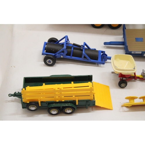 491 - EIGHT BRITAINS 1:32 SCALE MODELS TO INCLUDE AN ANIMAL TRANSPORTER, A FLAT BED TRUCK, A TIPPER TRAILE... 