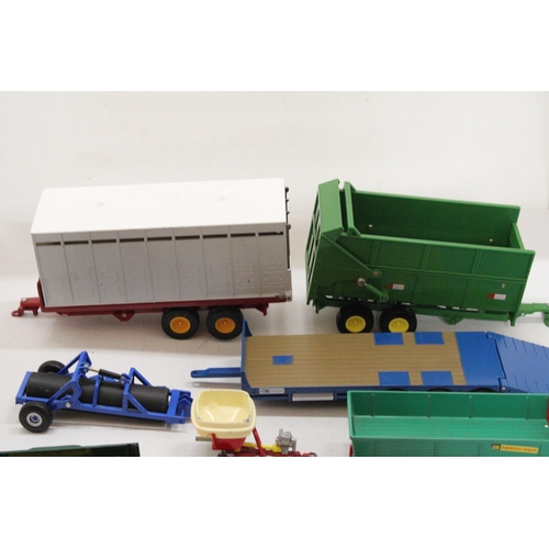 491 - EIGHT BRITAINS 1:32 SCALE MODELS TO INCLUDE AN ANIMAL TRANSPORTER, A FLAT BED TRUCK, A TIPPER TRAILE... 