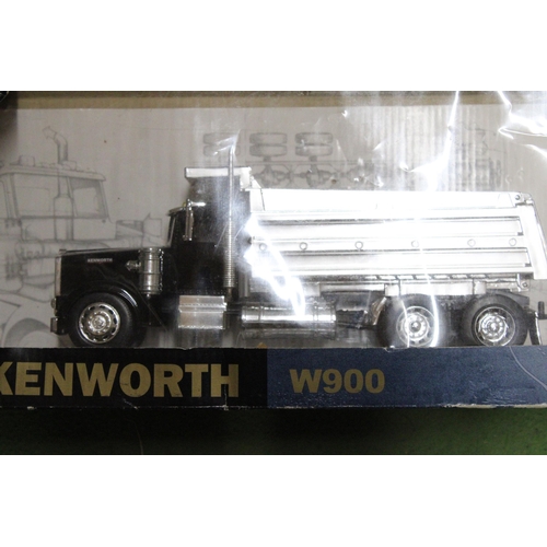 255 - A BOXED NEWRAY 1/32 SCALE, KENWORTH W-900 TIPPER TRUCK AND TRAILER - AS NEW IN BOX (SLIGHT DAMAGE TO... 