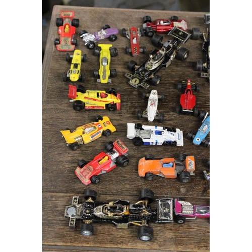 261 - A LARGE VINTAGE COLLECTION OF DIE-CAST FORMULA 1 RACING CARS TO INCLUDE CORGI, MATCHBOX, ZYLMEX, ETC