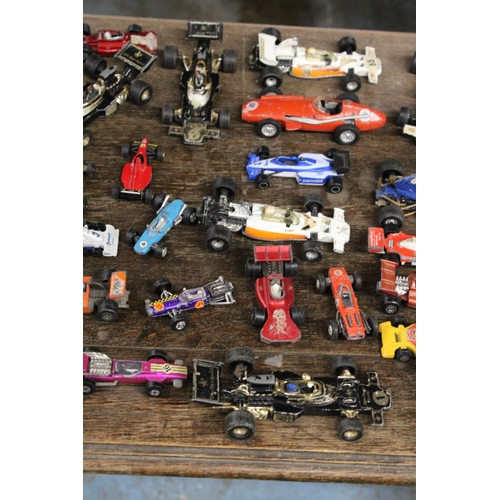 261 - A LARGE VINTAGE COLLECTION OF DIE-CAST FORMULA 1 RACING CARS TO INCLUDE CORGI, MATCHBOX, ZYLMEX, ETC