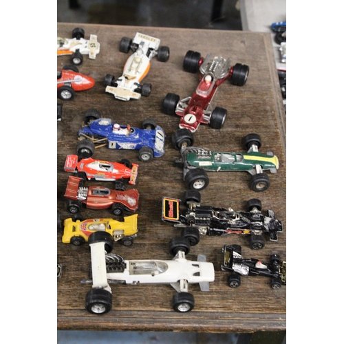 261 - A LARGE VINTAGE COLLECTION OF DIE-CAST FORMULA 1 RACING CARS TO INCLUDE CORGI, MATCHBOX, ZYLMEX, ETC