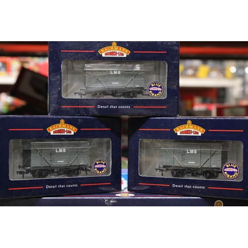 290 - FOUR BACMANN OO GAUGE ROLLING STOCK TO INCLUDE A SET OF THREE 'MANCHESTER COLLIERIES' WAGONS AND THR... 