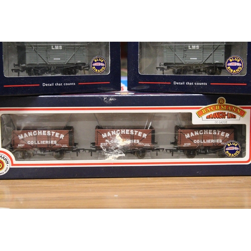 290 - FOUR BACMANN OO GAUGE ROLLING STOCK TO INCLUDE A SET OF THREE 'MANCHESTER COLLIERIES' WAGONS AND THR... 