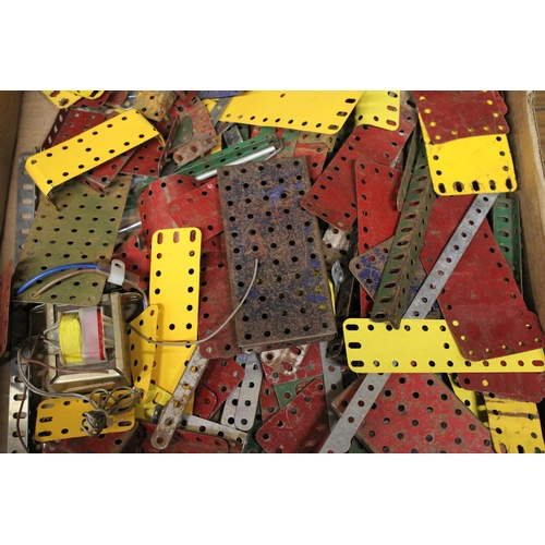 394 - A QUANTITY OF VINTAGE MECCANO PIECES