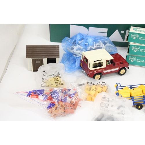 527 - A QUANTITY OF BRITAINS VINTAGE FARMYARD MODELS AND ACCESSORIES TO INCLUDE A LAND ROVER, TRAILER, BUI... 