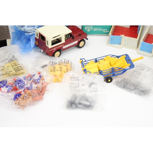 527 - A QUANTITY OF BRITAINS VINTAGE FARMYARD MODELS AND ACCESSORIES TO INCLUDE A LAND ROVER, TRAILER, BUI... 