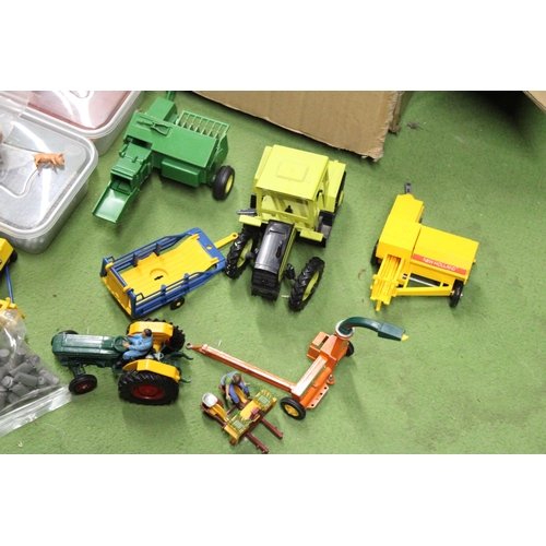 528 - A LARGE QUANTITY OF BRITAINS 1:32 SCALE FARMYARD MODELS AND ACCESSORIES TO INCLUDE BUILDINGS, TRACTO... 