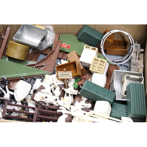 528 - A LARGE QUANTITY OF BRITAINS 1:32 SCALE FARMYARD MODELS AND ACCESSORIES TO INCLUDE BUILDINGS, TRACTO... 