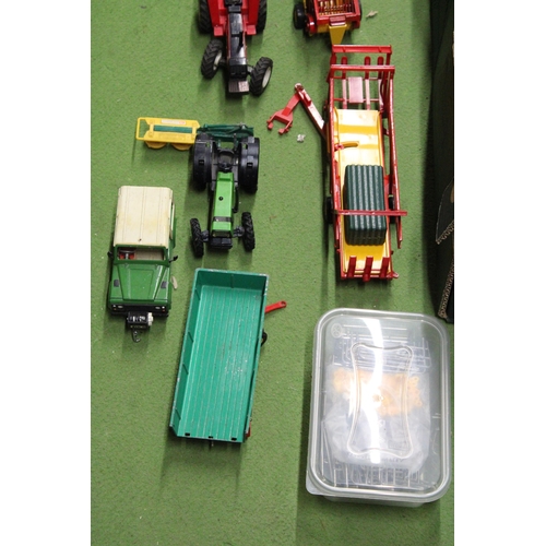 530 - A LARGE QUANTITY OF BRITAINS 1:32 SCALE FARMYARD MODELS AND ACCESSORIES TO INCLUDE TRACTORS, A BUILD... 