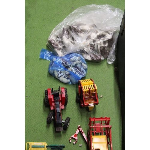 530 - A LARGE QUANTITY OF BRITAINS 1:32 SCALE FARMYARD MODELS AND ACCESSORIES TO INCLUDE TRACTORS, A BUILD... 