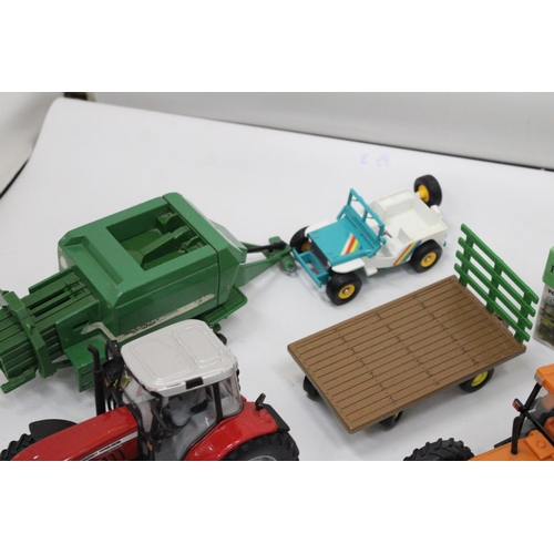 537 - A QUANTITY OF BRITAINS FARM MODELS TO INCLUDE A MASSEY FERGUSON 7480 TRACTOR, A VINTAGE MASSEY FERGU... 