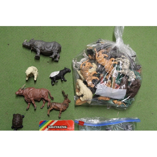 539 - A LARGE COLLECTION OF BRITAINS ZOO ANIMALS PLUS A BOXED SET OF 8 ZOO RAILINGS