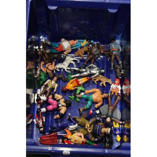 550 - A QUANTITY OF FIGURES TO INCLUDE ACTION FIGURES, BUZZ LIGHTYEAR, SCOOBY DOO AND SHAGGY, CARS, ANIMAL... 