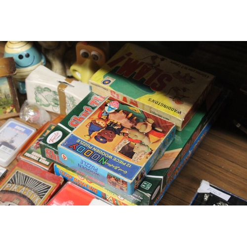 557 - A QUANTIY OF VINTAGE BOARD GAMES, TOP TRUMPS AND THEMED MONEY BOXES