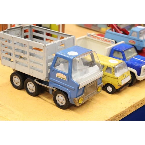 565 - FIVE VINTAGE MODEL TRUCKS TO INCLUDE THREE TONKA AND ONE BRITAINS