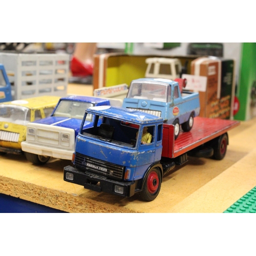 565 - FIVE VINTAGE MODEL TRUCKS TO INCLUDE THREE TONKA AND ONE BRITAINS