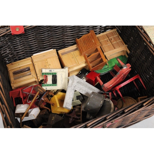 572 - A BASKET CONTAINING A COLLECTION OF DOLL'S HOUSE FURNITURE