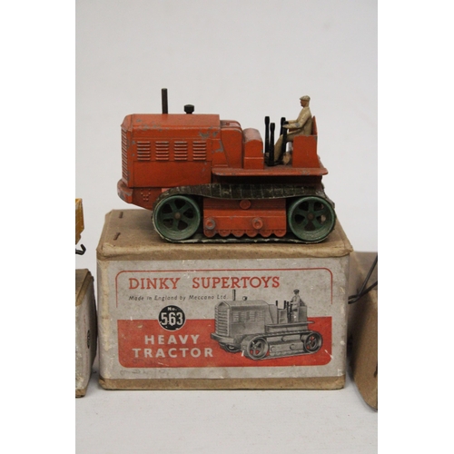 591 - THREE VINTAGE DINKY TOYS TO INCLUDE A (563) HEAVY TRACTOR, A (521) BEDFORD ARTICULATED LORRY AND A (... 