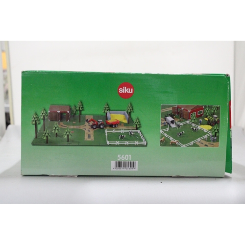 204 - A SIKUWORLD, 5601 STARTER FARMSET - MISSING TRACTOR AND TRAILER IN BOX