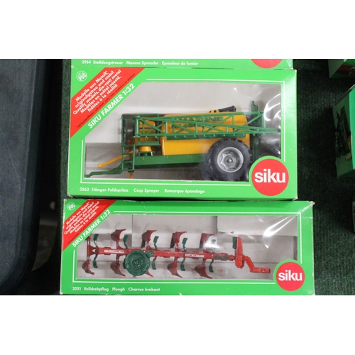 205 - FOUR SIKU 1:32 SCALE FARM MODELS TO INCLUDE A MASSEY FERGUSON 9240 TRACTOR, A BERGMANN MANURE SPREAD... 