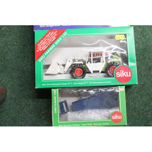 209 - FOUR SIKU 1:32 SCALE FARM MODELS TO INCLUDE A CLAAS RANGER 911 T, A MANURE SPREADER, A CLASSIC TRAIL... 