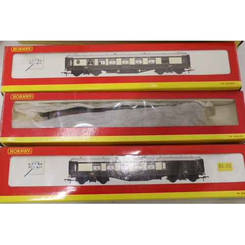 242 - FOUR HORNBY OO GAUGE MODEL TRAINS TO INCLUDE R4166 PULLMAN 2ND CLASS BRAKE CAR, R233 PULLMAN 3RD CLA... 