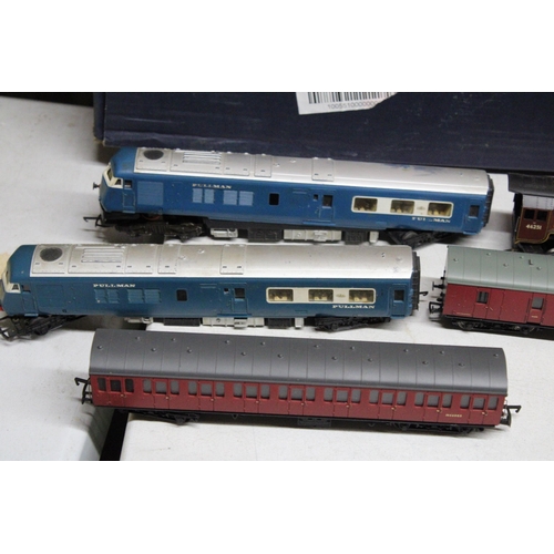 246 - FIVE HORNBY OO GAUGE MODEL TRAINS TO INCLUDE 'CITY OF NOTTINGHAM' STEAM TRAIN AND TENDER, TWO PULLMA... 