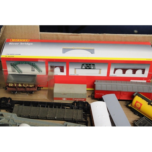 247 - A QUANTITY OF ROLLING STOCK (MOSTLY HORNBY), A HORNBY RIVER BRIDGE (AS NEW IN BOX), A VINTAGE 'GEORG... 