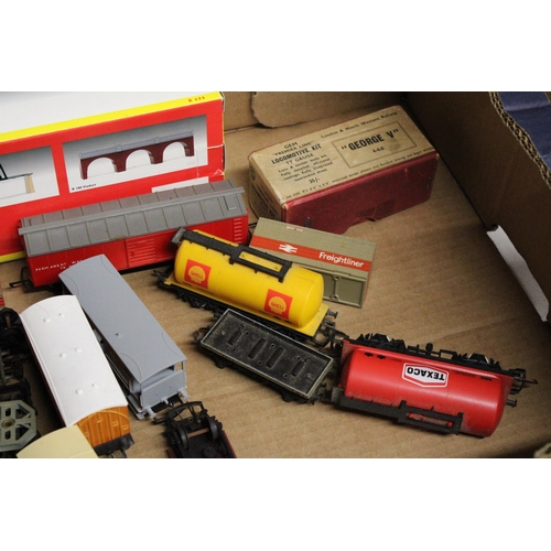 247 - A QUANTITY OF ROLLING STOCK (MOSTLY HORNBY), A HORNBY RIVER BRIDGE (AS NEW IN BOX), A VINTAGE 'GEORG... 