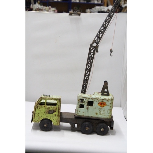 253 - A LOUIS MARX TOYS, 1960'S. LARGE TIN PLATE LUMAR MOBILE CRANE