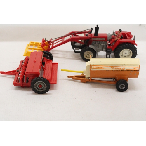 500 - SIX BRITAINS MODELS TO INCLUDE A MASSEY FERGUSON 2680 TRACTOR, A MASSEY FERGUSON SEED DRILL, A TRAIL... 