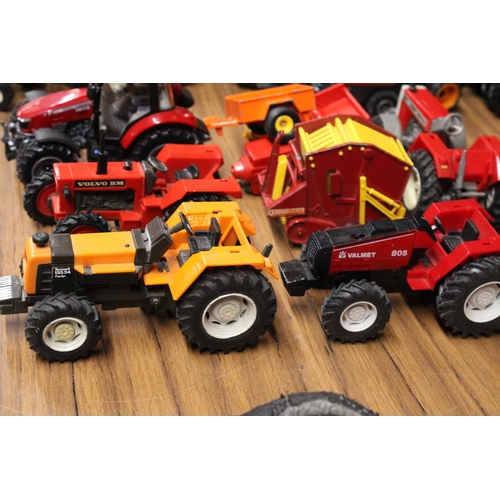 502 - TWO BRITAINS 1:32 SCALE MODELS TO INCLUDE A MASSEY FERGUSON 5613 TRACTOR, A VALMET 805 TRACTOR, A RE... 