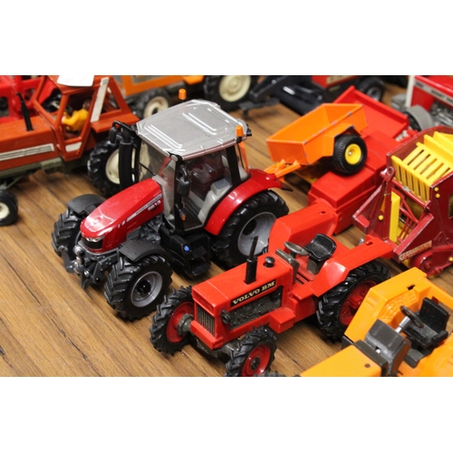 502 - TWO BRITAINS 1:32 SCALE MODELS TO INCLUDE A MASSEY FERGUSON 5613 TRACTOR, A VALMET 805 TRACTOR, A RE... 