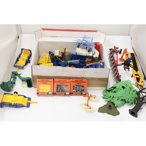 517 - A QUANTITY OF BRITAINS FARMYARD ACCESSORIES TO INCLUDE TRAILERS, A CONVEYOR BELT, HARROWS, PLOUGHS, ... 