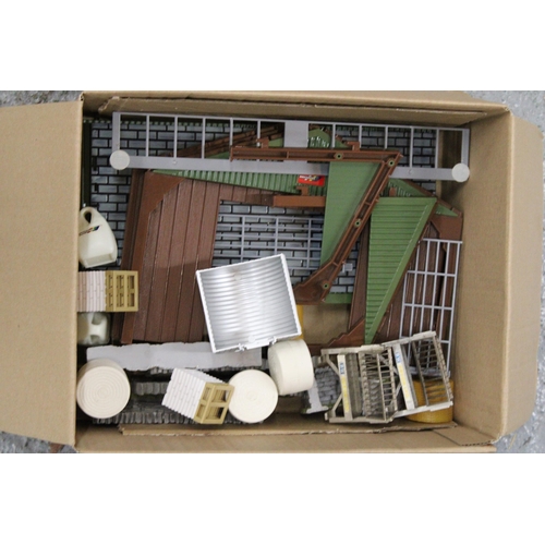 519 - A QUANTITY OF BRITAINS 1:32 SCALE MODELS AND ACCESSORIES TO INCLUDE A FARM BUILDING, WALLS, A GATE, ... 