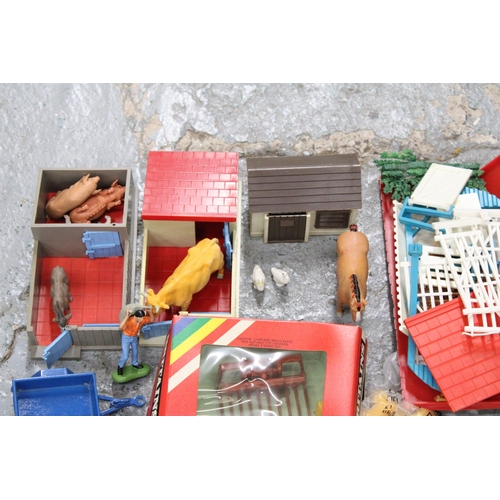 523 - A QUANTITY OF VINTAGE SMALL BRITAINS FARMYARD MODELS AND ACCESSORIES TO INCLUDE BUILDINGS, TRAILERS,... 