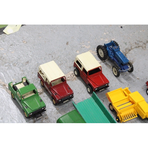 525 - A QUANTITY OF BRITAINS SCALE 1:32 PLAYWORN VEHICLES TO INCLUDE A HORSEBOX, TRACTOR LAND ROVERS, FARM... 