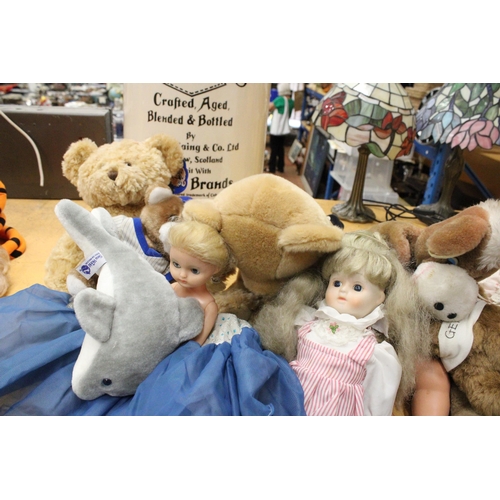 576 - A COLLECTION OF SOFT TOYS TO INCLUDE RUSS, FOREVER FRIENDS AND BEAR FACTORY TEDDIES, A RUPERT THE BE... 