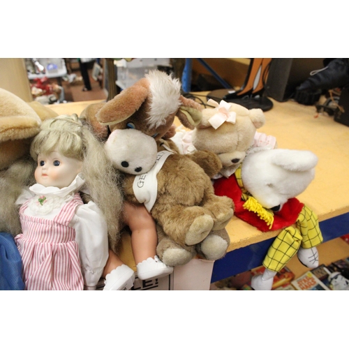 576 - A COLLECTION OF SOFT TOYS TO INCLUDE RUSS, FOREVER FRIENDS AND BEAR FACTORY TEDDIES, A RUPERT THE BE... 