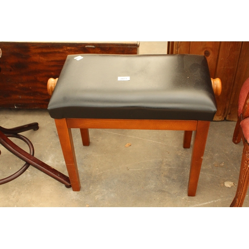 2877 - A MODERN ADJUSTABLE PIANO STOOL